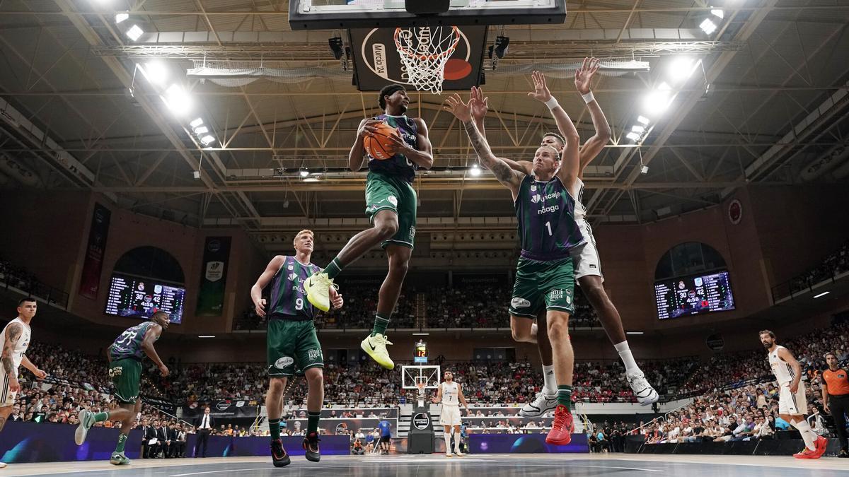 Kameron Taylor y Osetkowski luchan por un rebote en la final de la Supercopa Endesa.