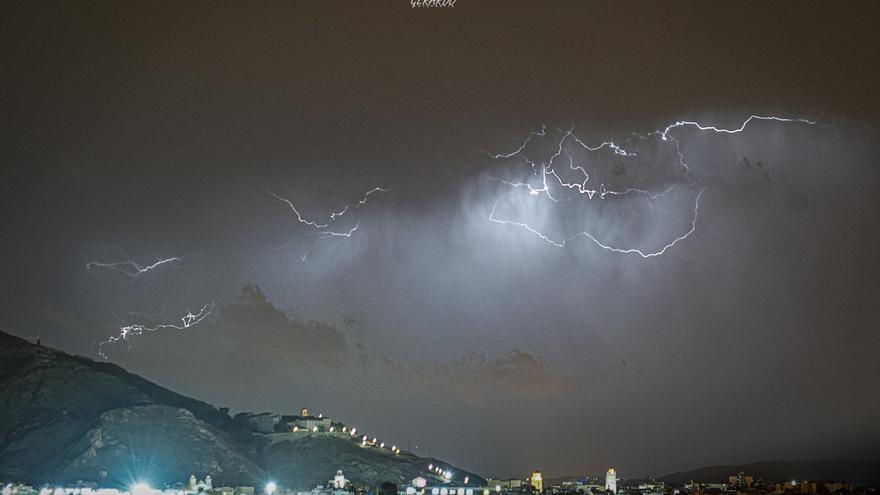 La espectacular imagen de una tormenta eléctrica sobre la provincia de Alicante