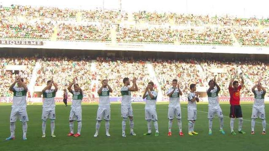 El primer «once» del Elche saluda al Martínez Valero antes del partido ante la Real el pasado 24 de agosto.