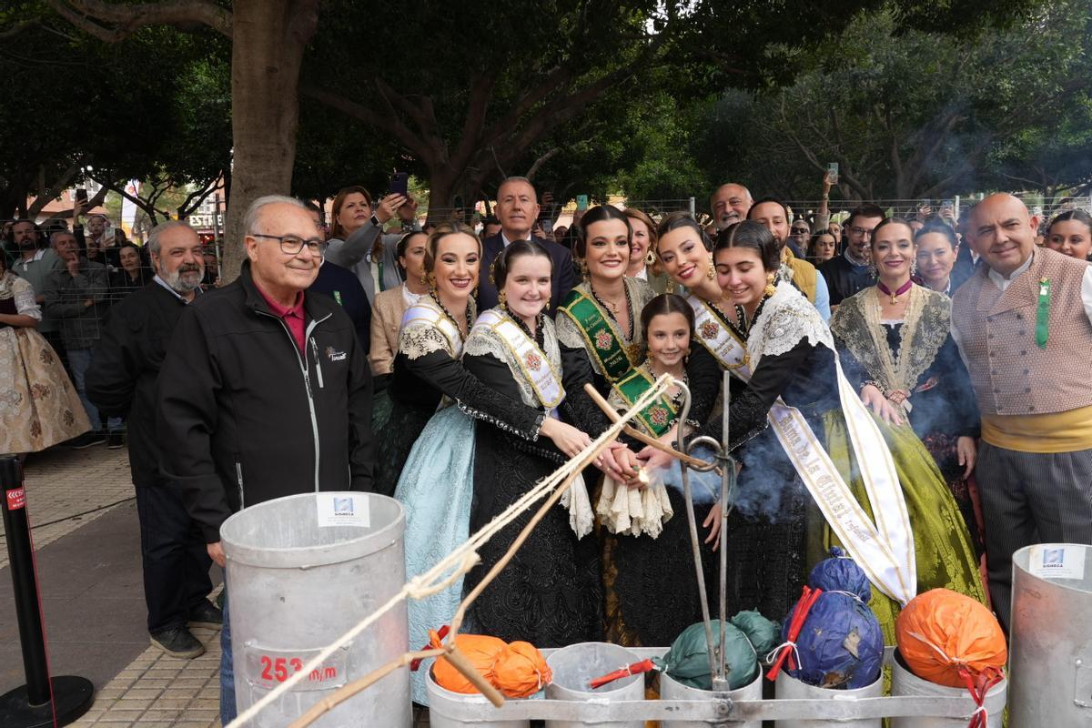 Las reinas de la Magdalena 2026, Clara Sanz y Ana Colón, han encendido la mecha de esta 'mascletà'