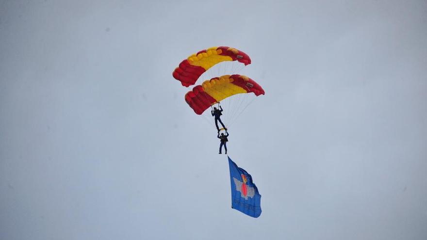 Exposición de paracaídas en la Mitja Marató Internacional de Santa Pola 2022