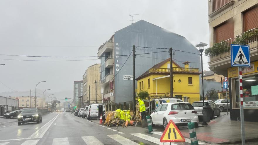 La lluvia hunde el firme en Rodeira y causa goteras en la plaza de abastos