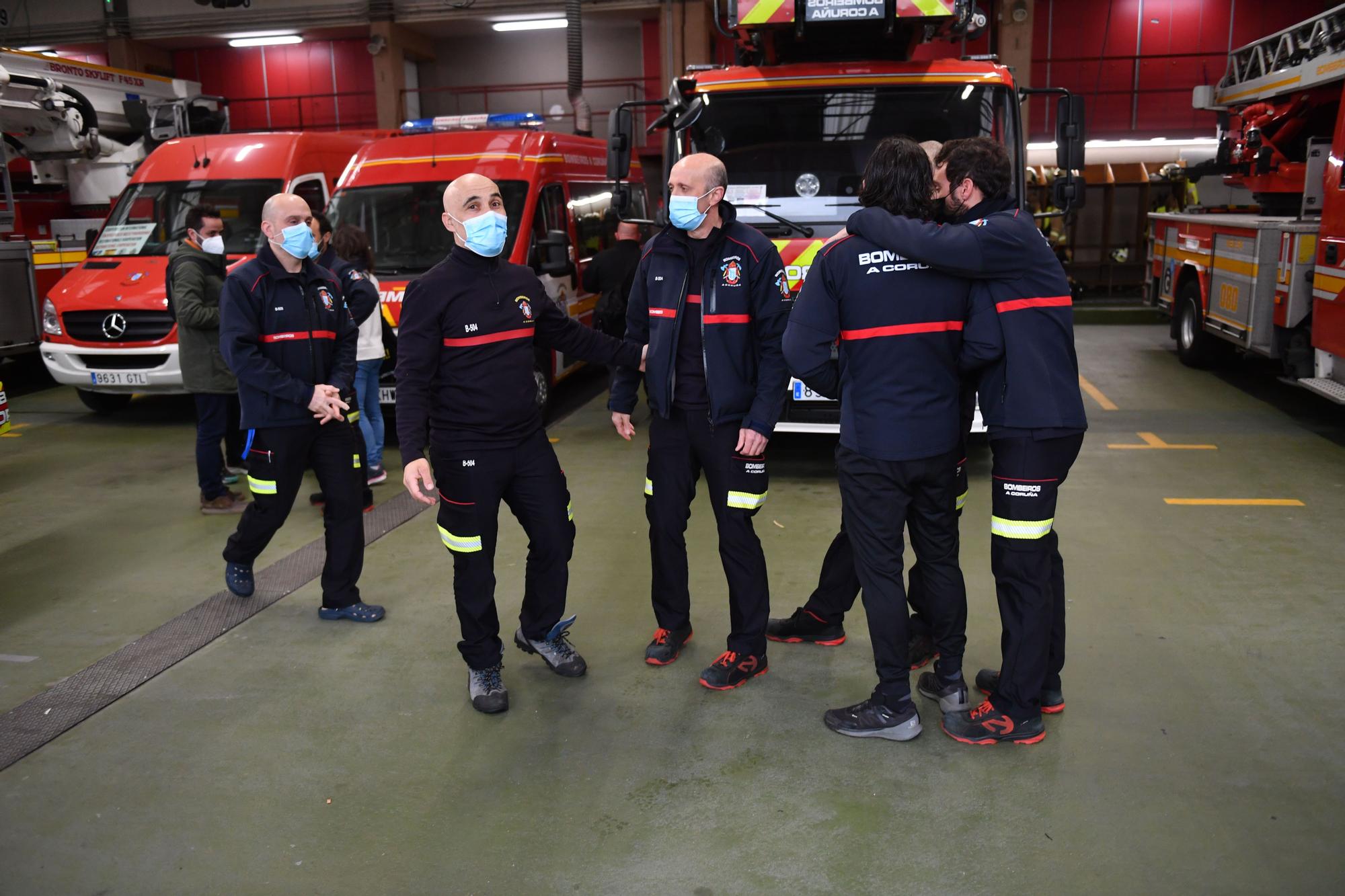 Parten de A Coruña los bomberos y policías que llevarán ayuda a Ucrania y traerán a una veintena de refugiados