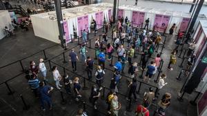 Sis mesos de vacunes a Espanya: així ha canviat el rumb de la pandèmia