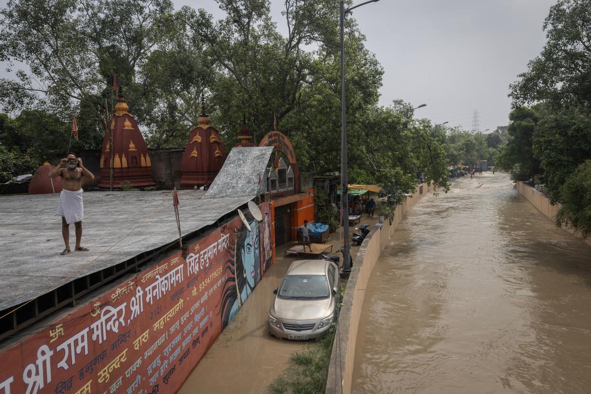 El aumento del nivel del agua del río Yamuna después de las lluvias monzónicas en Nueva Delhi.