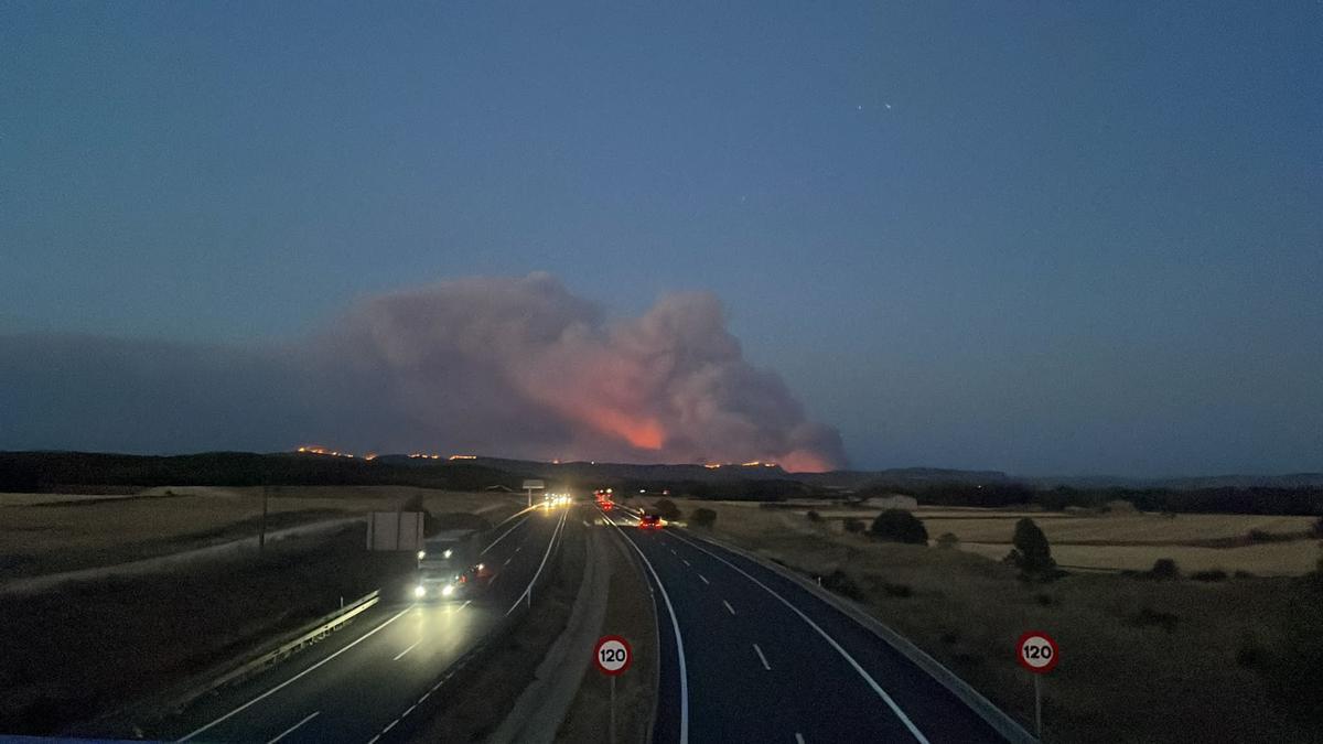 El incendio de Ateca, visto a lo lejos desde la autovía A-2.