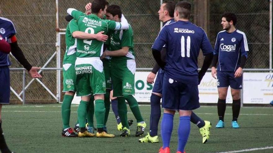 El Guimarei celebra el único tanto que logró ante el Rodeiro. // Bernabé