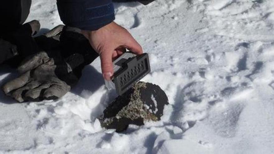 Un investigador analiza una condrita carbonácea, una clase de meteoritos.