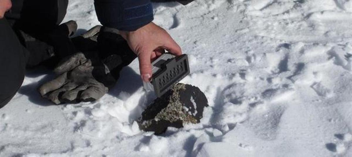 Un investigador analiza una condrita carbonácea, una clase de meteoritos.