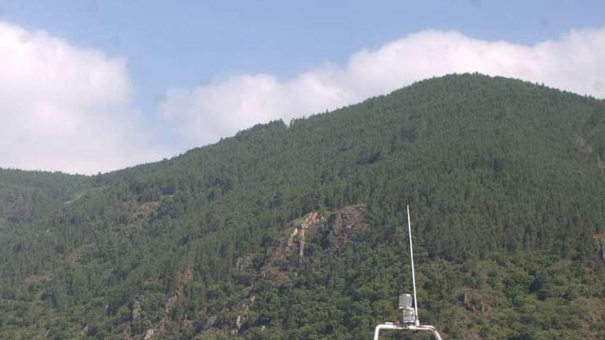 Un grupo de turistas antes de tomar el catamarán para recorrer el río Sil.