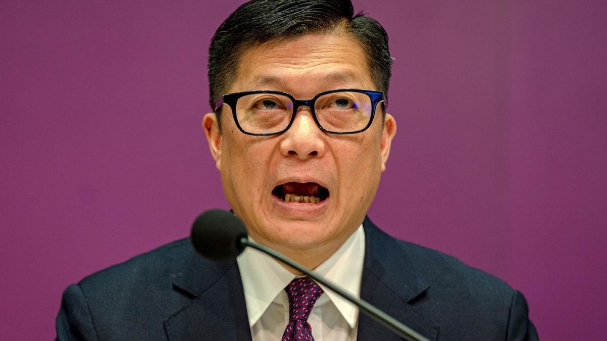 El secretario de seguridad de Hong Kong, Chris Tang, durante la rueda de prensa en la que ha explicado la nueva ley, este martes.