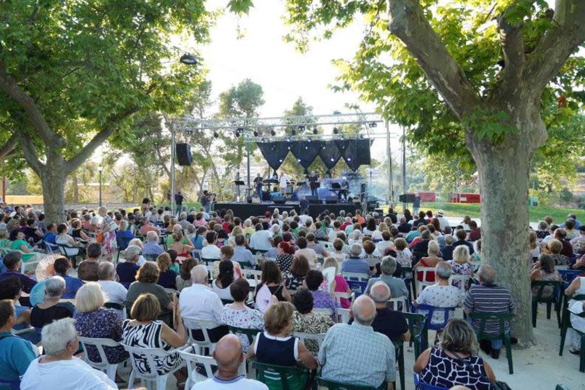 La Nit Gran congregó ayer una gran afluencia en la Glorieta de Ontinyent. | LEVANTE-EMV