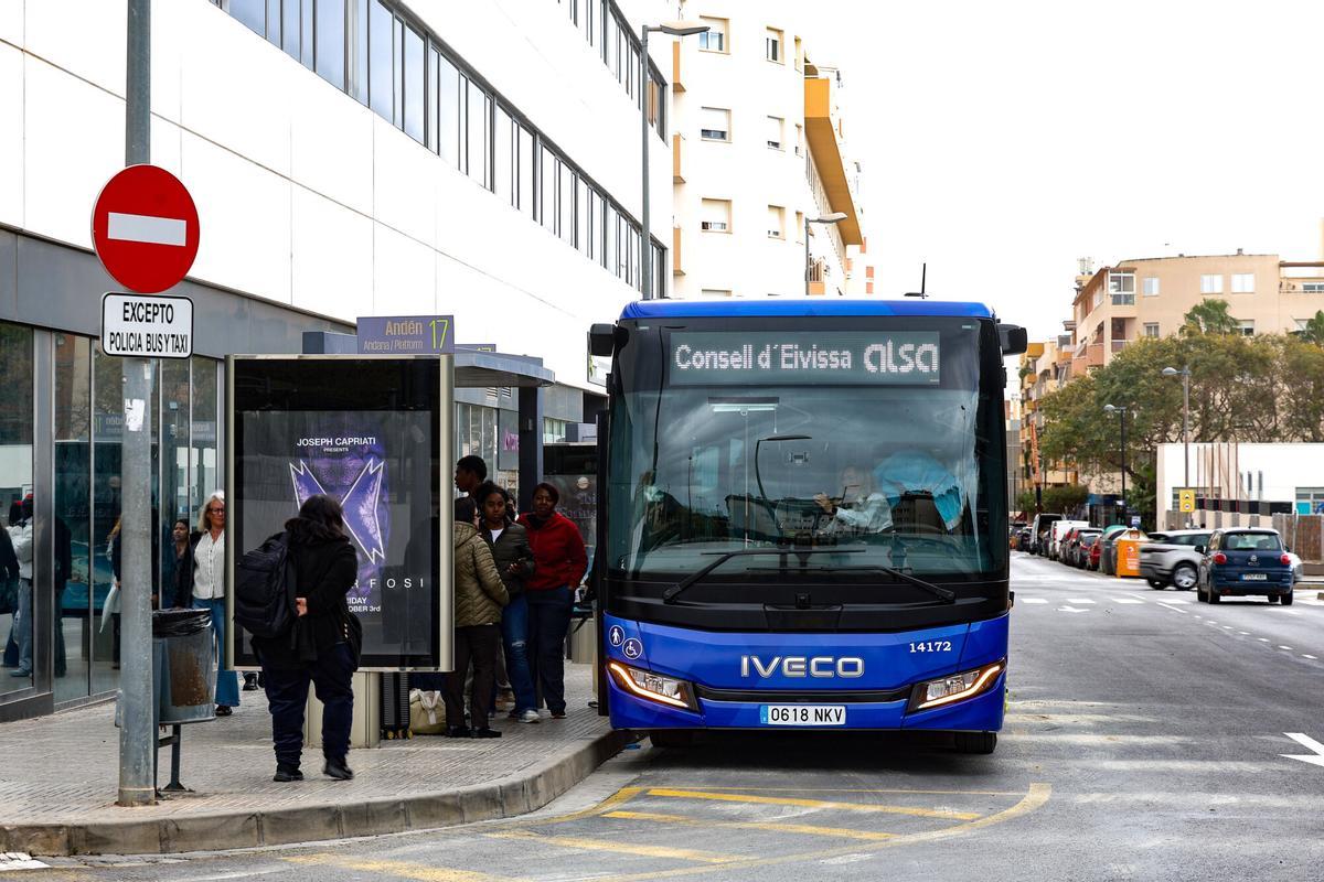 Un autobús de la nueva contrata en el CETIS