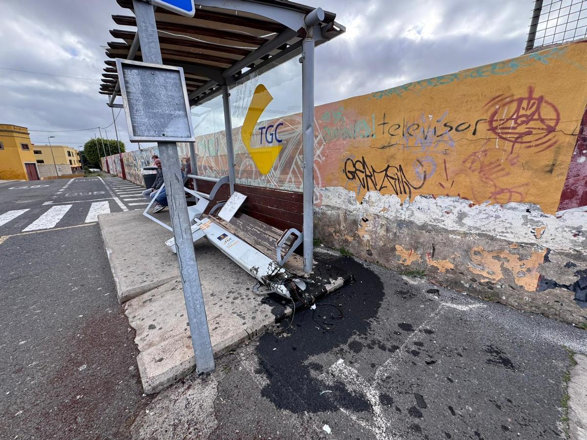 Parada de gauguas dañada en el barrio de San Juan, en Telde