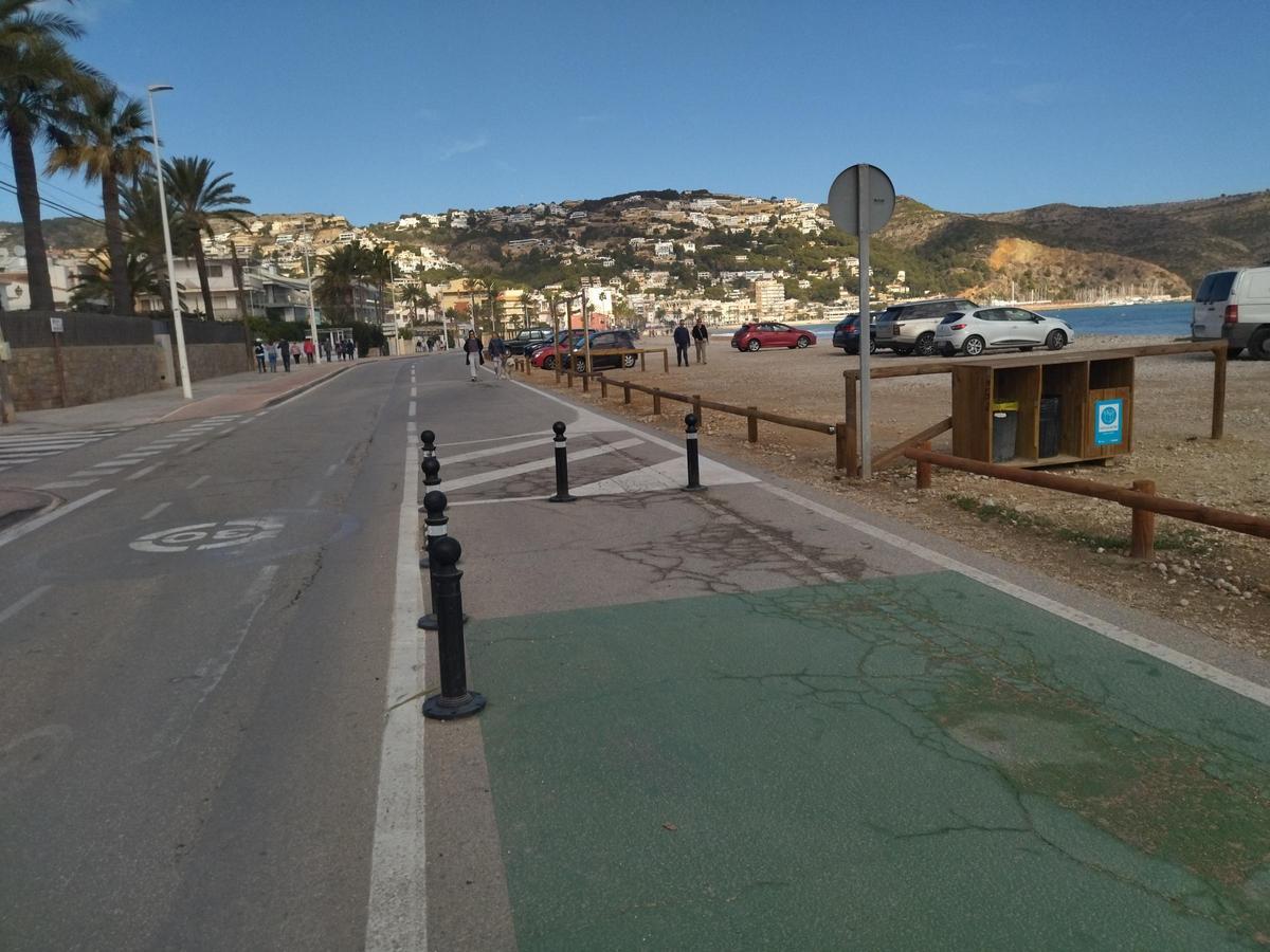 El carril peatonal acaba abruptamente. Ahora se completará hasta el Puerto y desde el Parador al paseo del Arenal