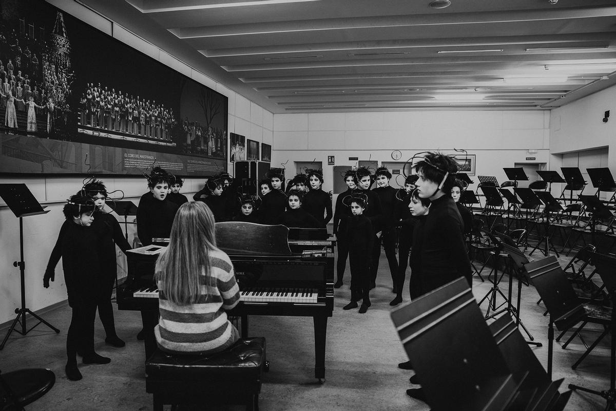 Así ensaya la Escolanía de Los Palacios la ópera 'El suelo de una noche de verano' en el Teatro de la Maestranza