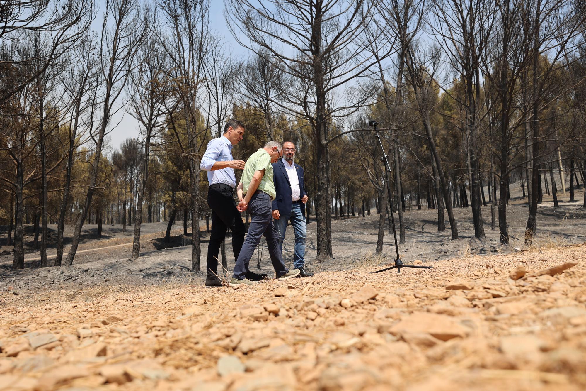 el presidente del Gobierno, Pedro Sánchez (c), visitan la zona afectada por el incendio de Ateca, a 20 de julio de 2022, en Ateca, Aragón, Zaragoza (España).