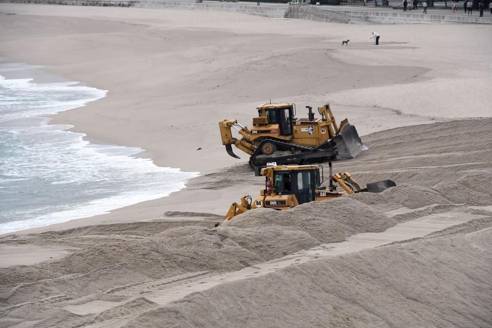 Las dunas vuelven a la playa para proteger el paseo de lo temporales.