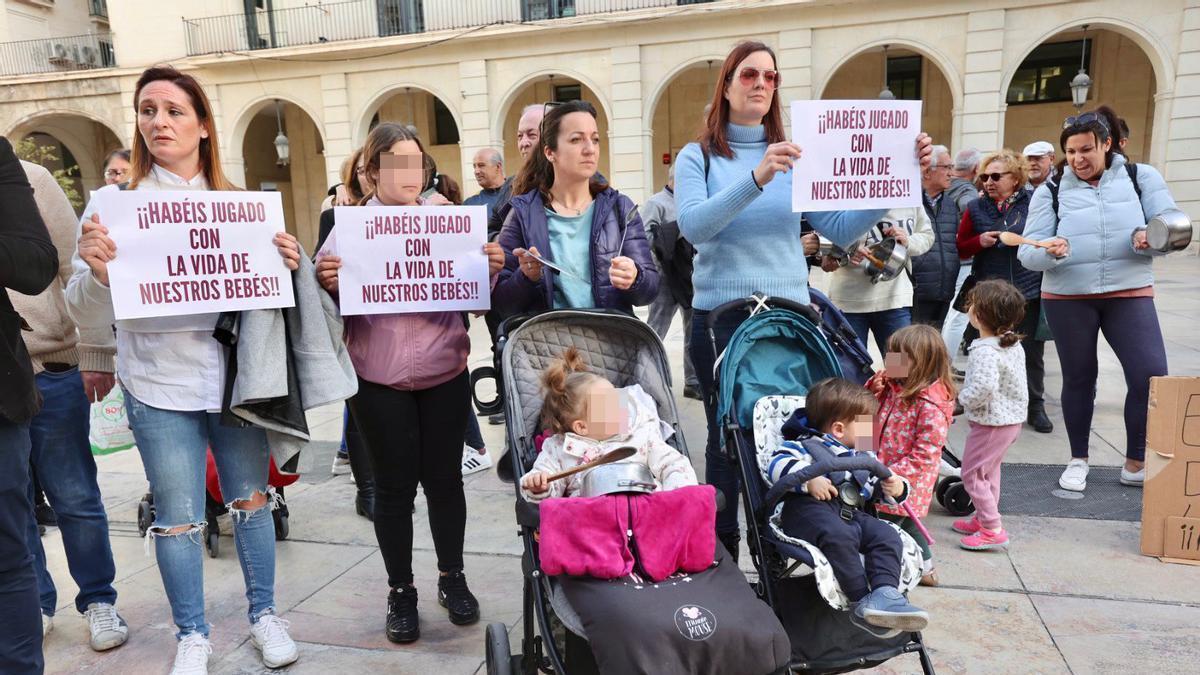 Un instante de la protesta de esta tarde frente al Ayuntamiento