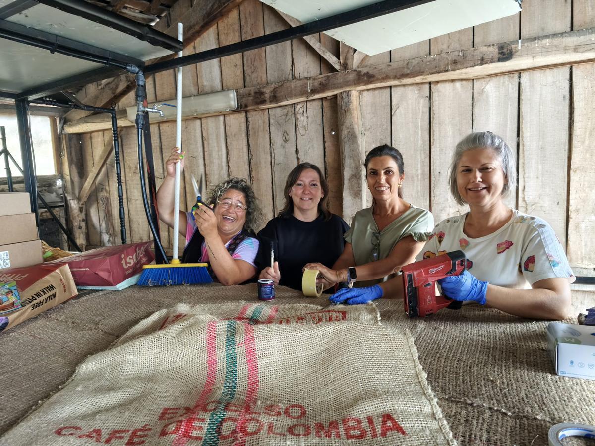 Por la izquierda, Cecilia Pérez, Inmaculada González, Sara Argüelles y Almudena Peláez en la carroza del Grupo Generación del 75.