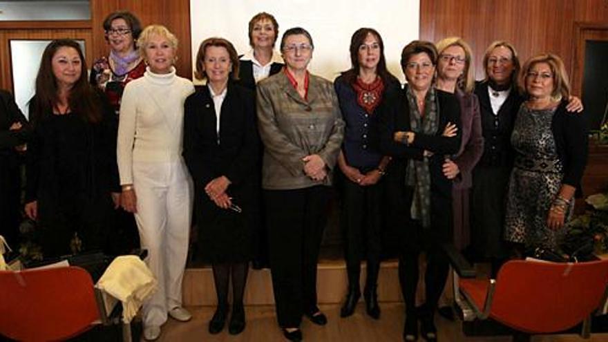 Imagen de las trece mujeres abogadas preconstitucionalistas homenajeadas ayer en el Colegio de Alicante por su pionera trayectoria profesional