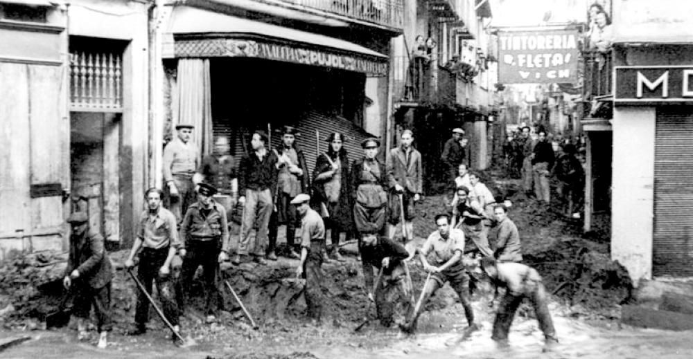Feines de neteja dels carrers de Camprodon després de l'aiguat de 1940