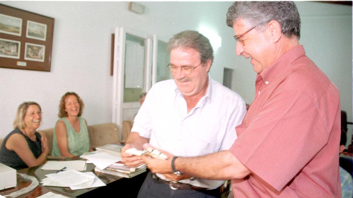 Joan Ramon Prats, con Antoni Marí Tur, en un pleno de Sant Antoni.