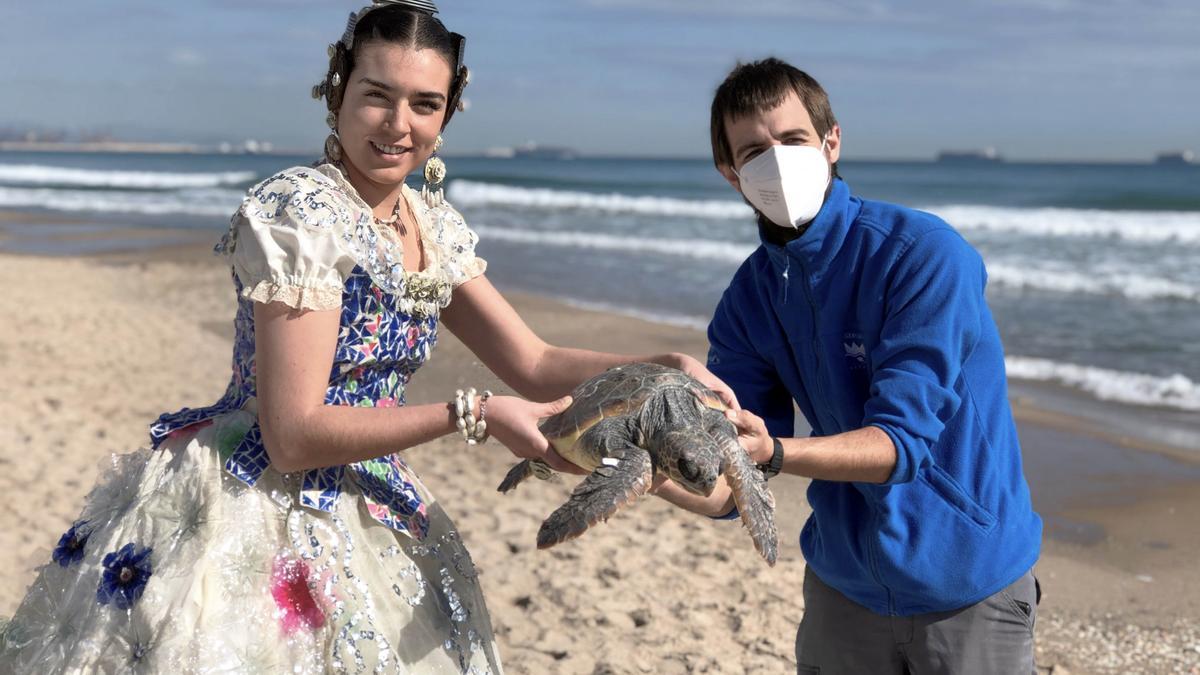 L' Oceanogràfic une sostenibilidad y fiesta con suelta de tortugas con el "ecotraje" de fallera