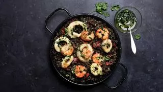 Receta fácil de verano en Thermomix: arroz negro con calamares y gambones