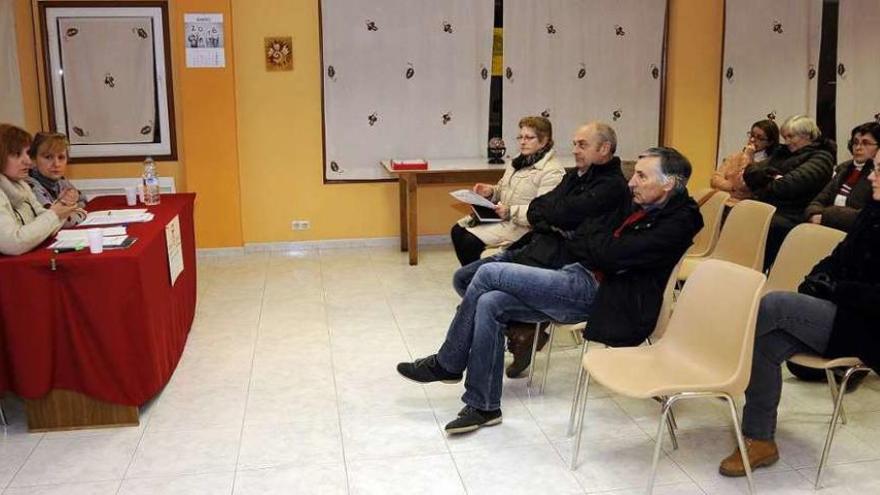 Instante de la conferencia organizada por la asociación Manuel Ferreiro, ayer, en su sede. // Bernabé/Javier Lalín