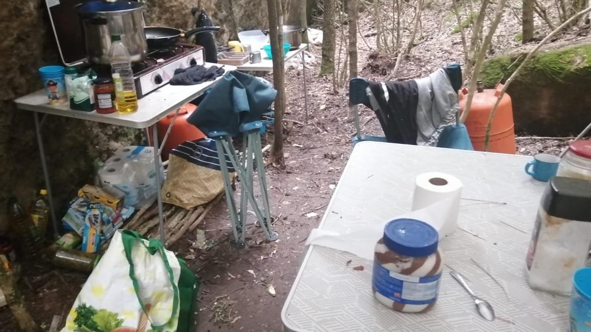 Zona de cuina d&#039;una tenda de campanya on hi havia dos homes, que serien els que presumptament farien les tasques de vigilants i de cultivadors de la plantació