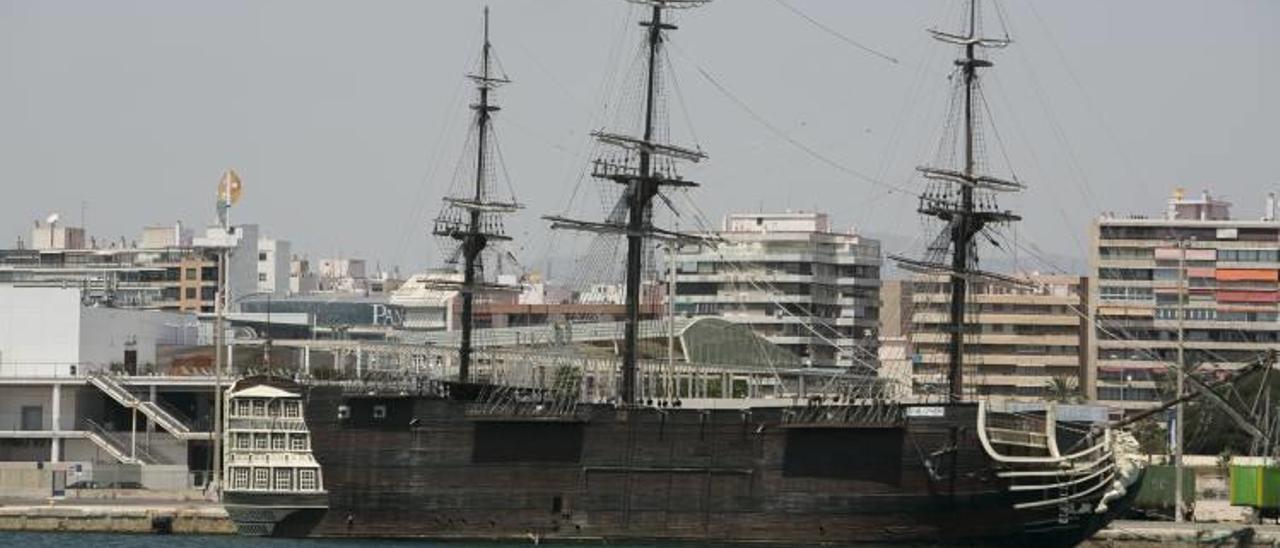 La réplica del Santísima Trinidad permanece amarrada en el muelle que hay detrás del complejo de ocio Panoramis, también en liquidación.