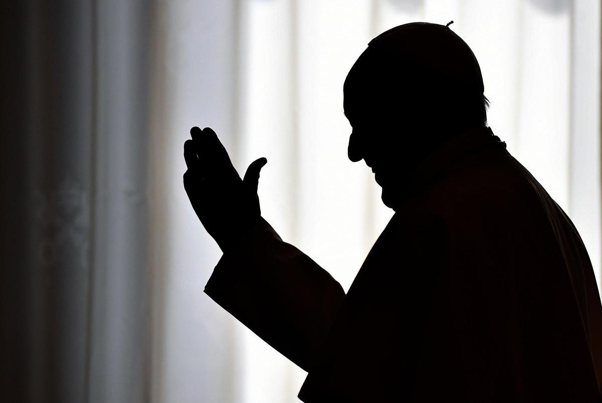 El Papa Francisco, a contraluz, durante una audiencia privada en el Vaticano, el 24 de marzo del 2017.