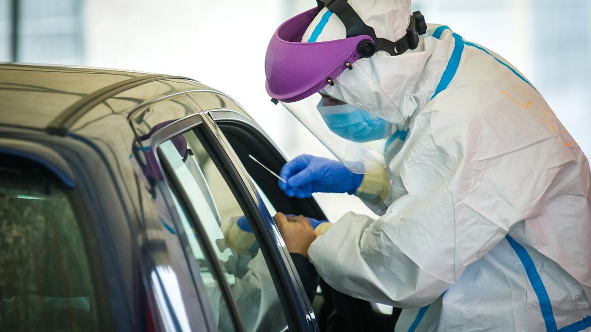 Sanitarios hacen pruebas de PCR en el parking del Centro de Salud de Ciudad Rodrigo (Salamanca).