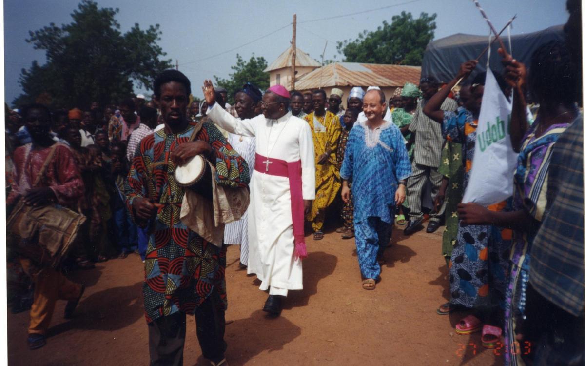 Antonio Herrero junto al anterior obispo de Parakou, monseñor Asogba, en Benín