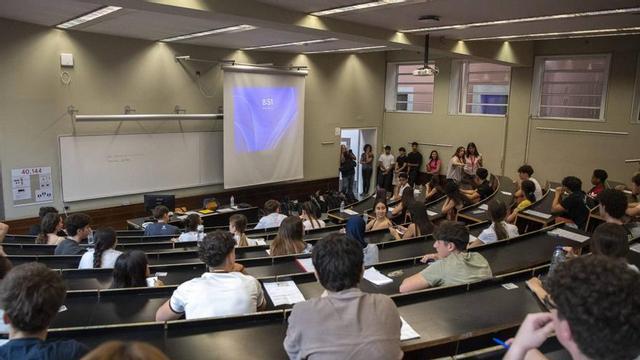 Alumnat català durant els exàmens de la selectivitat, el juny passat. | BELÉN GONZÁLEZ