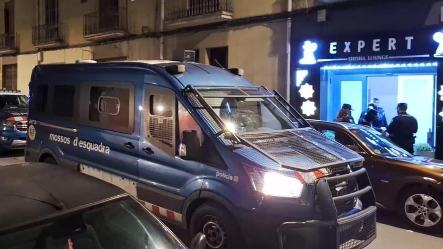Inspecció policial en un bar del carrer Sant Joan d&#039;en Coll de Manresa