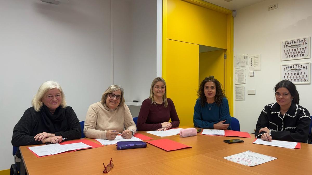 El jurado de los VIII Premios por la Paz del C.P. Carmen Ruiz- Tilve reunido antes de deliberar.