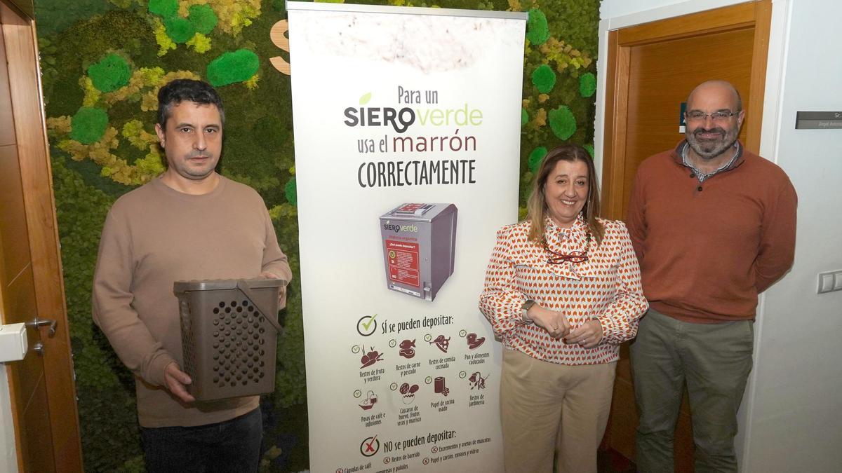 Por la izquierda, Javier Rodríguez, la concejala de Limpieza Viaria y Residuos Sólidos Urbano, Sonia Lago, y el ingeniero municipal Jose Antonio Martínez