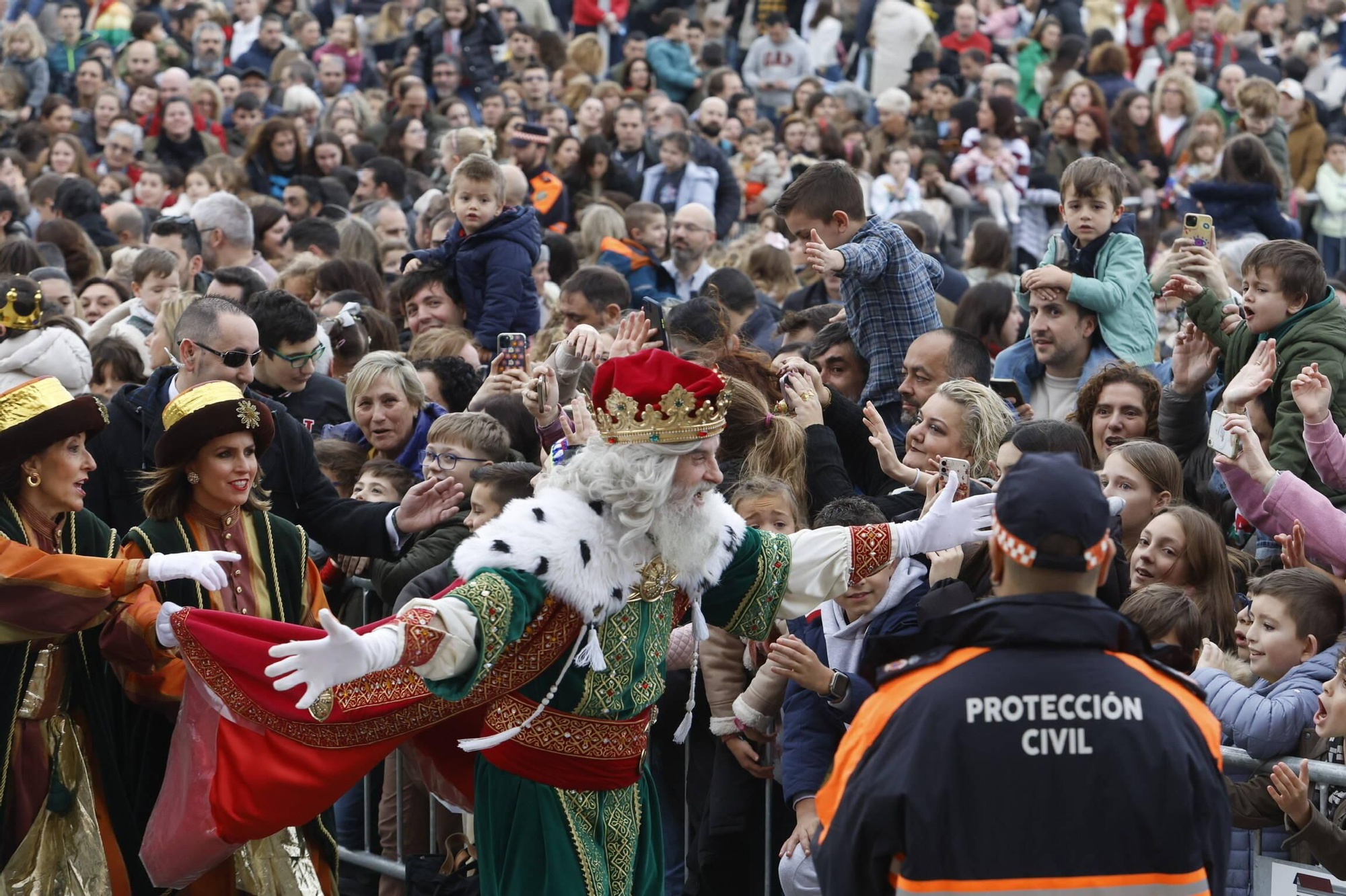 En imágenes: Los Reyes Magos desembarcan en Gijón