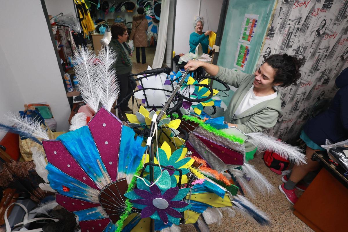 Los integrantes de la comparsa preparan el desfile de este 2026