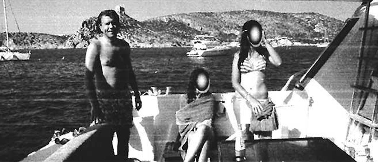 Mallorca no podía faltar en el sumario de la ´Operación Púnica´, donde la Guardia Civil ha incluido fotos del líder popular Francisco Granados en Cabrera, disfrutando del yate con atraque en el Club de Mar que le cedían gratis total Marjaliza y Javier López Madrid.