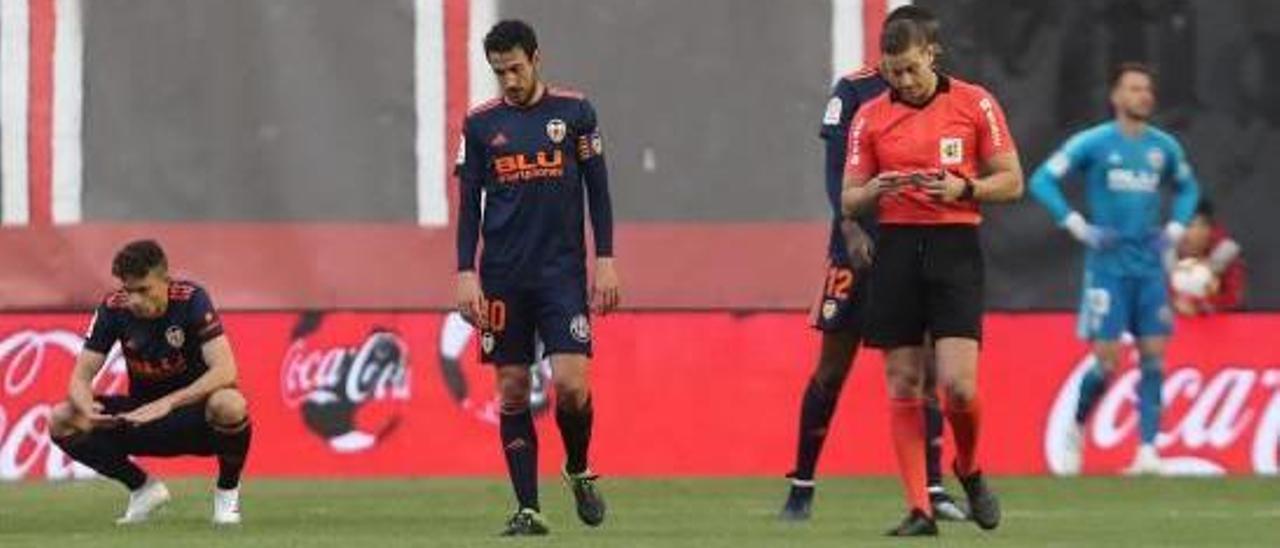 Paulista, Parejo y Diakhaby se lamentan tras el segundo gol del Rayo.
