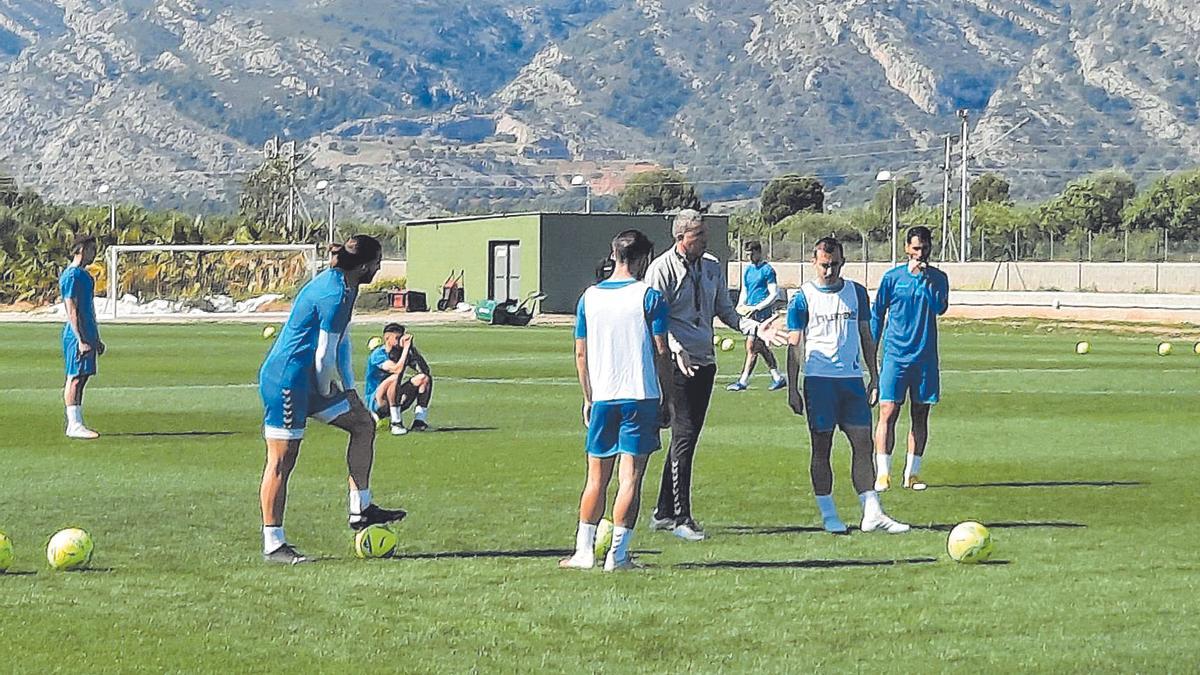 Juan Carlos Garrido da instrucciones a sus jugadores en la última sesión preparatoria de la semana, previa al encuentro de este sábado contra el Mallorca.