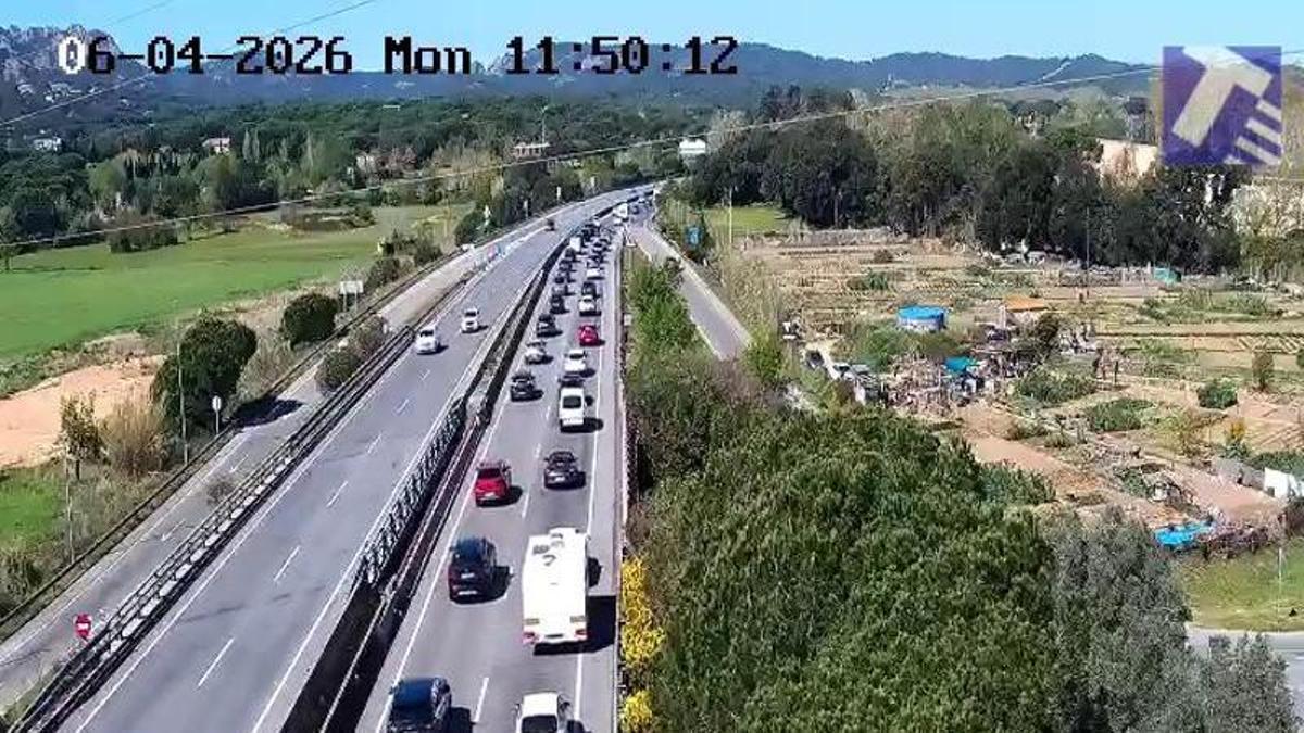 Vehicles tornant de la Costa Brava aturats a la C-31 al seu pas per Santa Cristina d'Aro.