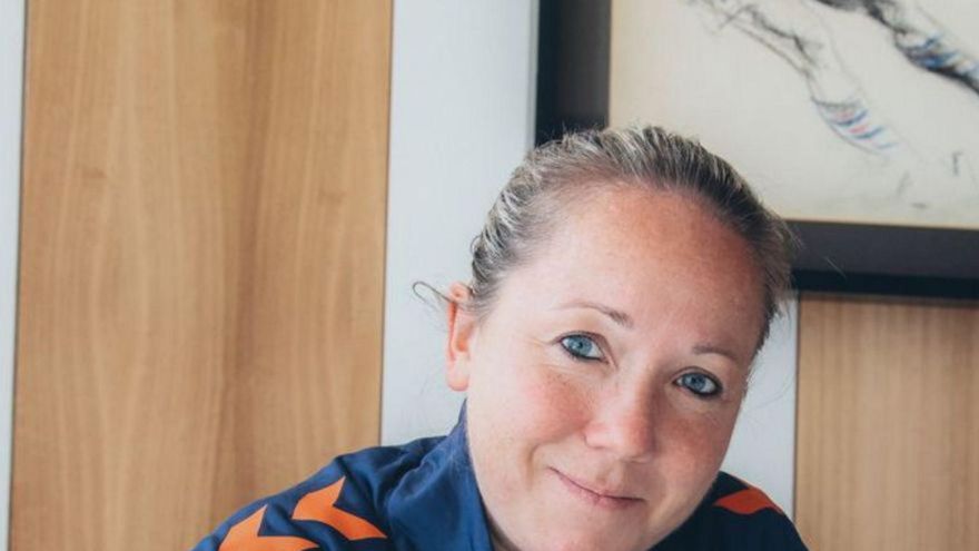 Vicky Vázquez, en la firma del contrato de renovación. | RCCV