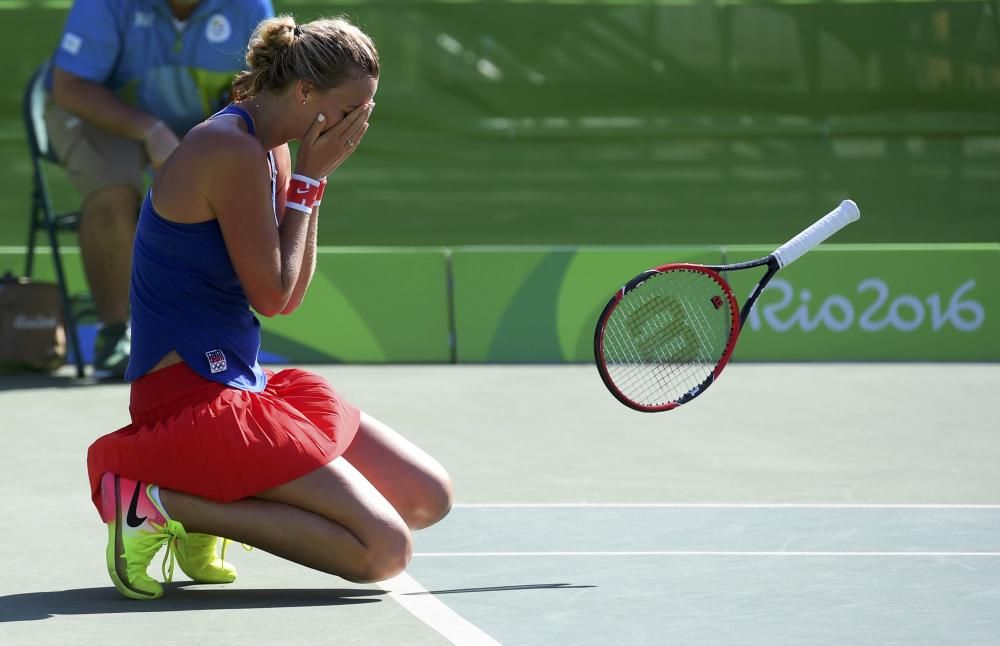 La checa Petra Kvitova celebra su victoria por el bronce de tenis femenino ante Madison Keys de EEUU.