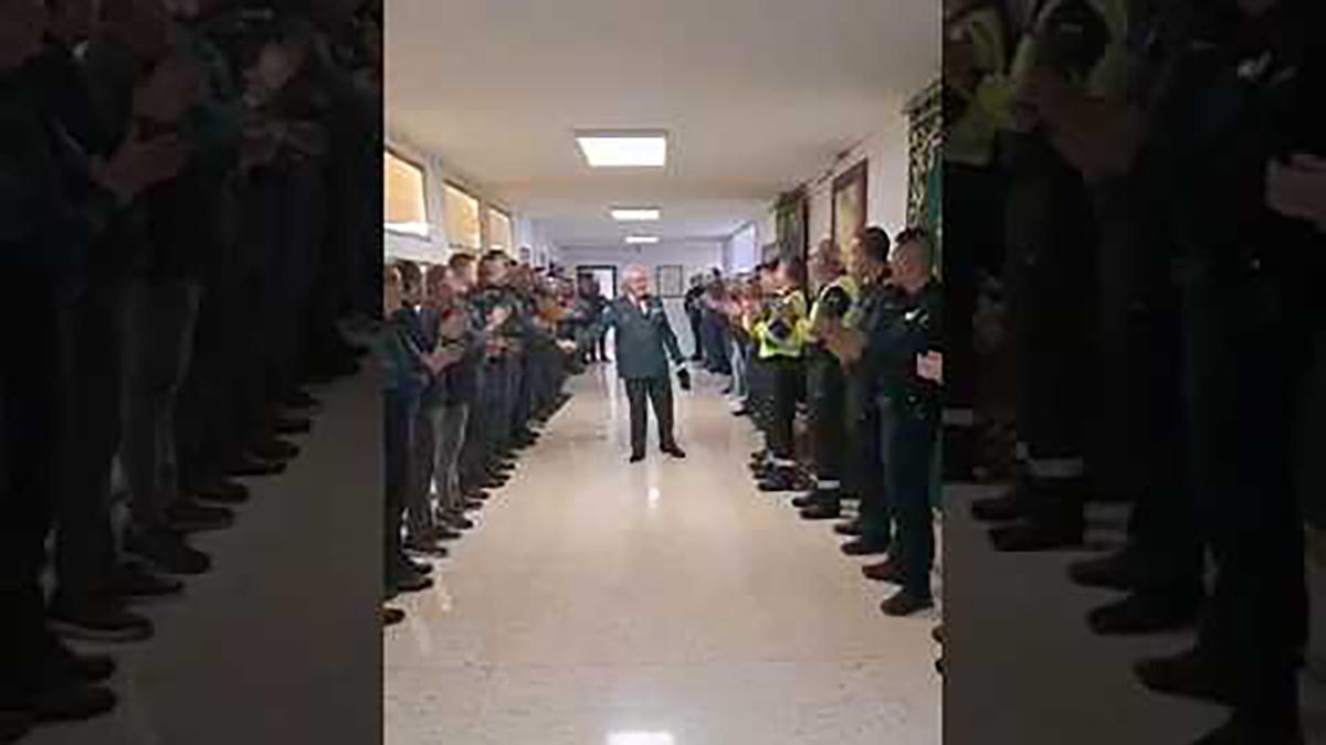 Vídeo: Así despiden en la Comandancia de Castellón al Suboficial Mayor Carmona tras 41 años en el cuerpo