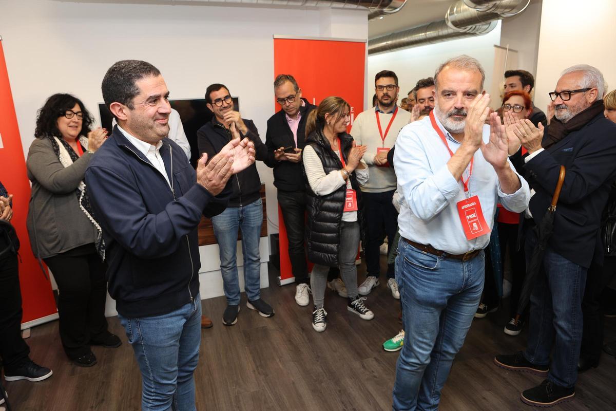 El socialista Toni Francés, a la izquierda, la noche de las elecciones en Alcoy.