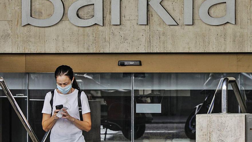 Una dona surt de la seu de Bankia a València